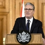 　１５日、英ロンドンの首相官邸で記者会見するスターマー首相（共同）