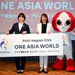 　「ＯＮＥ　ＡＳＩＡ　ＷＯＲＬＤ」開催の発表会に出席したレスリング女子の藤波朱理。右は日本オリンピック委員会の小谷実可子常務理事＝１５日、名古屋市
