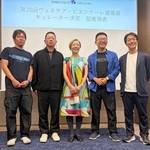 　第２０回ベネチア・ビエンナーレ国際建築展の日本館キュレーターに選ばれた建築家の金野千恵さん（中央）と出展作家ら＝１５日午後、東京都内