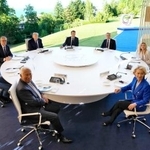 　Ｇ７サミットが開幕し、夕食会に臨む（右端から時計回りに）高市首相、ＥＵのフォンデアライエン欧州委員長、ＥＵのコスタ大統領、ドイツのメルツ首相、スターマー英首相、トランプ米大統領、フランスのマクロン大統領、カナダのカーニー首相、イタリアのメローニ首相＝１５日、フランス東部エビアン（共同）
