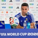 　記者会見に臨むアルゼンチンのスカロニ監督＝１５日、カンザスシティー（ＡＰ＝共同）