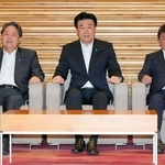 　閣議に臨む（左から）林総務相、木原官房長官、茂木外相＝１６日午前、首相官邸