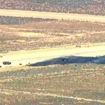 　エドワーズ空軍基地近くのＢ５２爆撃機の墜落現場＝１５日（ＫＡＢＣ提供・ＡＰ＝共同）