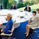　Ｇ７サミットの夕食会を兼ねた討議に臨む（右下から時計回りに）高市首相、ＥＵのフォンデアライエン欧州委員長、トランプ米大統領、フランスのマクロン大統領、カナダのカーニー首相、イタリアのメローニ首相＝１５日、フランス東部エビアン（共同）