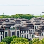 　中国江蘇省蘇州市の太湖湖畔に立ち並ぶマンション＝５月（共同）