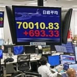 　初めて７万円を超えた日経平均株価を示すモニター＝１６日午後、東京都港区の外為どっとコム