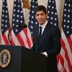 　米ホワイトハウスで開かれたＦＲＢ議長の就任式で発言するウォーシュ氏＝５月２２日（ゲッティ＝共同）