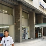 　「日刊まにら新聞」の事務所が入るオフィスビル＝１１日、マニラ（共同）