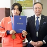 　ミラノ・コルティナ冬季五輪金メダル獲得の報告で今春卒業した日体大を訪れたスノーボード男子の戸塚優斗（左）＝１６日、東京都世田谷区