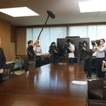　長野県石油商業組合の吉田和生理事長（左）と面会する阿部守一知事＝１６日午前、長野県庁