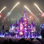 　上海ディズニーランド開園１０周年記念のイベントを見る来場者＝１５日（ロイター＝共同）