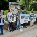 　広島市役所前で抗議活動する「広島・パールハーバーの協定撤回を求める会」メンバー＝１６日午後
