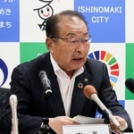 　宮城県石巻市役所で記者会見する斎藤正美市長＝１６日午後
