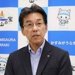 　取材に応じる茨城県かすみがうら市の宮嶋謙市長＝１６日午前、同市役所