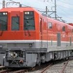 　保線作業用に開発されたＪＲ西日本の新型車両＝１６日、大阪府東大阪市
