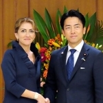 　オランダのイェジルゲス副首相兼国防相（左）との会談に臨む小泉防衛相＝１６日午後、防衛省
