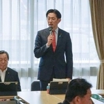 　自民党のイラン情勢に関する合同会議であいさつする小林政調会長（右）＝１６日午前、東京永田町の党本部