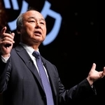 　法人向けイベントで、ＡＩ技術を使ったサイバー攻撃に備える新サービスについて説明するソフトバンクグループの孫正義会長兼社長＝１６日午後、東京都港区