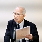 　沖縄戦で亡くなった学徒を慰霊する追悼・平和祈念祭で話す瀬名波栄喜さん＝１６日午後、那覇市
