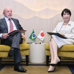 　会談に臨む高市首相（右）とブラジルのルラ大統領＝１６日、フランス東部エビアン（代表撮影・共同）