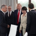　Ｇ７サミットの討議に臨む高市首相（右から２人目）、トランプ米大統領（同３人目）ら＝１６日、フランス東部エビアン（ロイター＝共同）