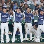 　５回、桑原が先制打を放ち、喜ぶ源田（左から２人目）ら西武ナイン＝甲子園