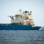 　ホルムズ海峡を通過して韓国南東部・蔚山に到着した石油タンカー＝１０日（ゲッティ＝共同）