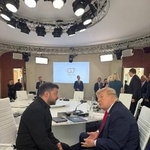 　トランプ米大統領（右）と話すウクライナのゼレンスキー大統領＝１６日、フランス東部エビアン（ウクライナ大統領府提供・共同）