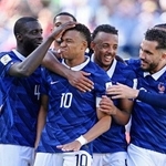 　フランス-セネガル　試合終了間際、チーム３点目のゴールを決め祝福されるフランスのエムバペ（１０）＝ニューヨーク（ロイター＝共同）