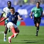 　フランス-セネガル　試合終了間際、自身２点目のゴールを決めるフランスのエムバペ（１０）＝ニューヨーク（ゲッティ＝共同）
