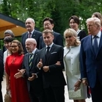 　１６日、Ｇ７サミットで集合写真に納まるウクライナのゼレンスキー大統領（前列左端）やトランプ米大統領（前列右から２人目）ら＝フランス・エビアン（ＡＰ＝共同）