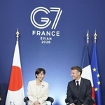 　会談する高市首相（左）とフランスのマクロン大統領＝１６日、フランス東部エビアン（代表撮影・共同）