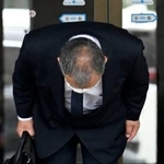 　一礼して釧路地裁に入る桂田精一被告＝１７日午前９時２８分