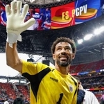 　優勝候補のスペインと引き分け、サポーターの声援に応えるカボベルデのＧＫボジニャ＝１５日、アトランタ（共同）