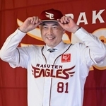 　記者会見でポーズをとる、プロ野球楽天の新監督に就任する吉井理人氏＝１７日、仙台市　