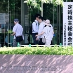 　トヨタ自動車の定時株主総会の会場へ向かう人たち＝１７日午前、愛知県豊田市