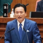 　佐賀県議会本会議で、４選出馬を表明した山口祥義知事＝１７日午前