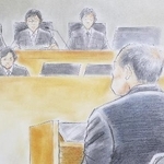 　判決理由を聞く桂田精一被告。後列中央は裁判長（代表法廷イラスト）