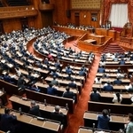 　成年後見制度を見直す改正民法が可決、成立した参院本会議＝１７日午前