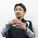 　報道陣の取材に応じる、サッカー女子日本代表「なでしこジャパン」の狩野倫久監督＝１７日、千葉市内