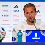 　記者会見するイングランドのハリー・ケーン＝１６日、アーリントン（ＡＰ＝共同）