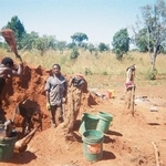 　ザンビアのメヘバ難民居住地の住民が使い切りカメラで撮影した写真。れんがを作る様子が写っている＝５月（難民を助ける会提供）
