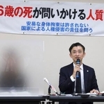 　記者会見する死亡した女性の母親（左）と弁護士＝１７日午前、神戸市