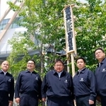 　大相撲名古屋場所の会場となるＩＧアリーナに設置された「御免札」。中央は追手風親方＝１７日、名古屋市