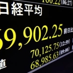 　日経平均株価の終値６万９９０２円２５銭を示すモニター＝１７日午後、東京・東新橋