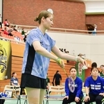 　１５点制で実施されたバドミントンの全日本実業団選手権でプレーする松本麻佑＝深谷市総合体育館