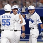 　２０２５年８月、高校野球女子選抜との親善試合で、先制３ランを放った松井秀喜さん（５５）を笑顔で迎える「ＫＯＢＥ　ＣＨＩＢＥＮ」のイチローさん（右）と松坂大輔さん＝バンテリンドームナゴヤ