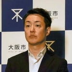 　記者団の取材に応じる大阪市の横山英幸市長＝１７日午後、大阪市役所