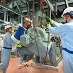 　報道陣に公開された玄海原発１号機の「原子炉補機冷却水ポンプ」の解体作業＝１７日午後、佐賀県玄海町（代表撮影）