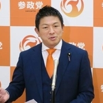 　取材に応じる参政党の神谷代表＝１７日午前、国会